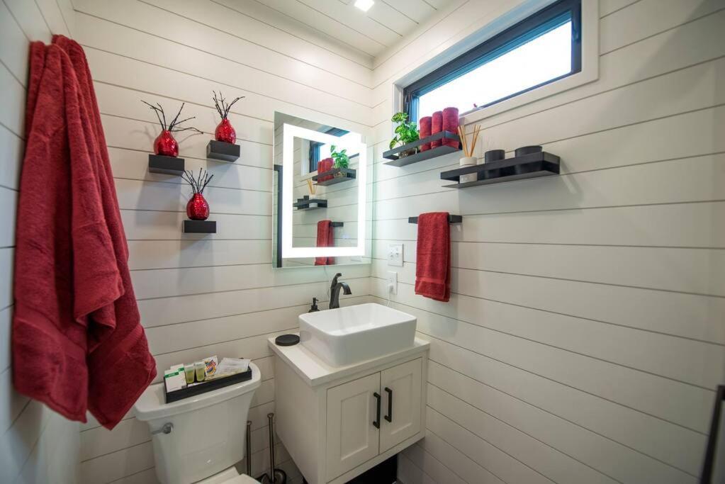The Merlot House-Container Home 12 Min To Magnolia Bellmead Екстер'єр фото