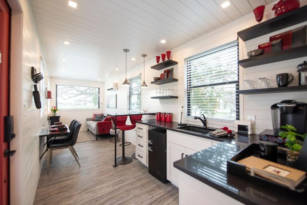 The Merlot House-Container Home 12 Min To Magnolia Bellmead Екстер'єр фото